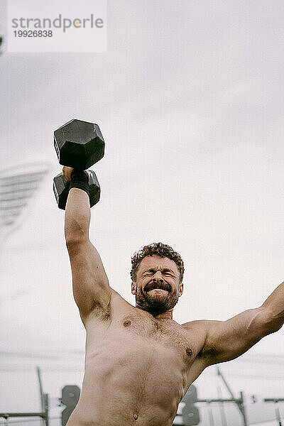 CrossFit-Wettbewerb für Männer. Ein Mann hebt eine Hantel.