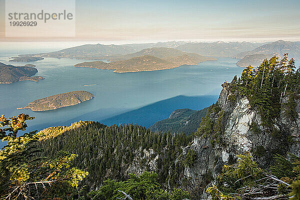 Mann auf einer Klippe mit atemberaubender Aussicht auf British Columbia.