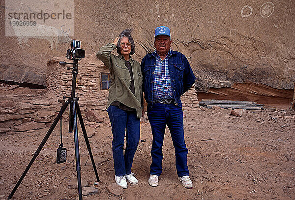 Fotograf mit Navajo-Führer bei Standing Cow Ruin  Canyon de Chelly National Monument  Arizona