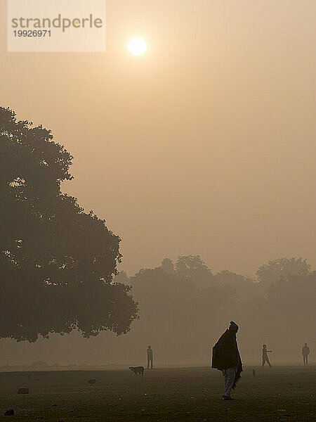 Silhouette eines Mannes  der im Freien geht  Neu-Delhi  Indien.