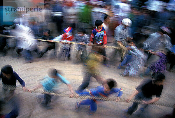 Im Rahmen eines Festivals in Bhaktapur  Nepal  ziehen Bürger eine Stange durch die Stadt