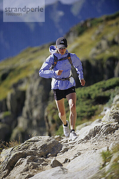 Frau beim Trailrunning am Brevent  Frankreich