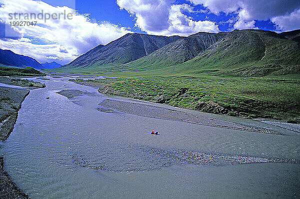 Zwei Wildwasserkajakfahrer paddeln auf einem Fluss durch die Brooks Range im Arctic National Wildlife Refuge  Alaska.