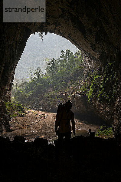 Eine Silhouette eines Höhlenforschers am Ausgang von Hang En  Nationalpark Phong Nha Ke Bang  Vietnam.