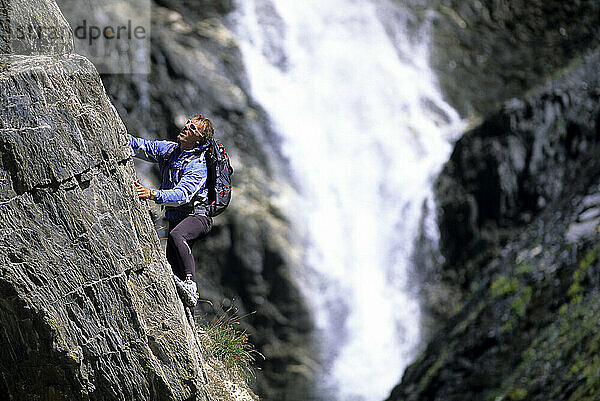 Mann beim Wandern/Klettern im Val Ferret in Courmayeur  Italien