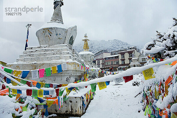 Gebetsfahnen im Schnee in der Provinz Yunnan  China.