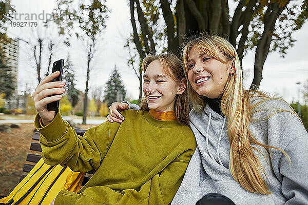 Zwei junge Mädchen schauen auf das Telefon