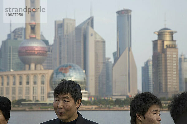 Menschen auf dem Bund in Shanghai  China.