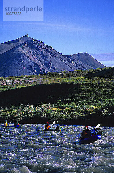 Drei Kajakfahrer laufen Wildwasser-Stromschnellen in einem Fluss  Artic National Wildlife Refuge  Alaska.