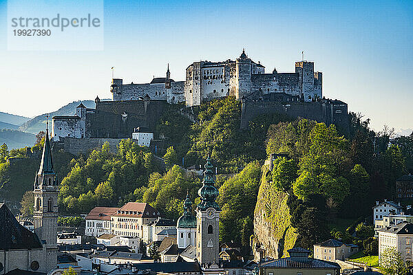 Österreich  Salzburg  Festung Hohensalzburg und Stadt  erhöhte Ansicht