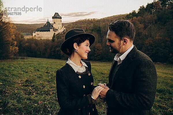 Verliebtes Paar in historischen Kostümen  Burg Karlštejn in Tschechien