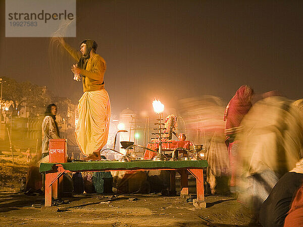 Ein Hindu-Priester führt vor Tagesanbruch ein Ritual am Ufer des heiligen Flusses Ganges durch.