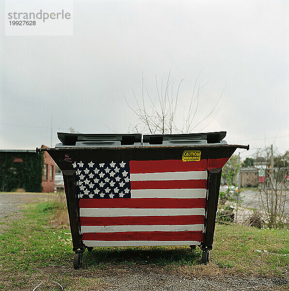 Ein Müllcontainer ist mit der amerikanischen Flagge bemalt.