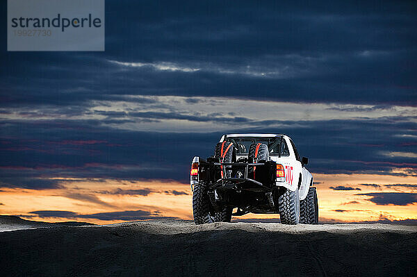 Ein Rallye-Truck im Baja-Stil fährt durch den Sand im Knolls Recreation Area  UT