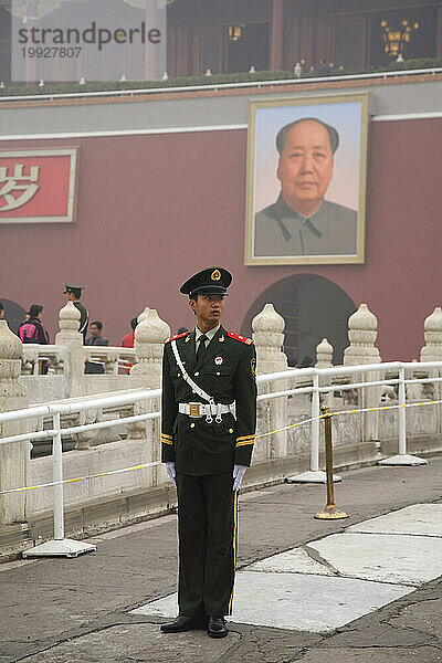 Ein Polizist steht Wache am Tor des Himmlischen Friedens in Peking  China.