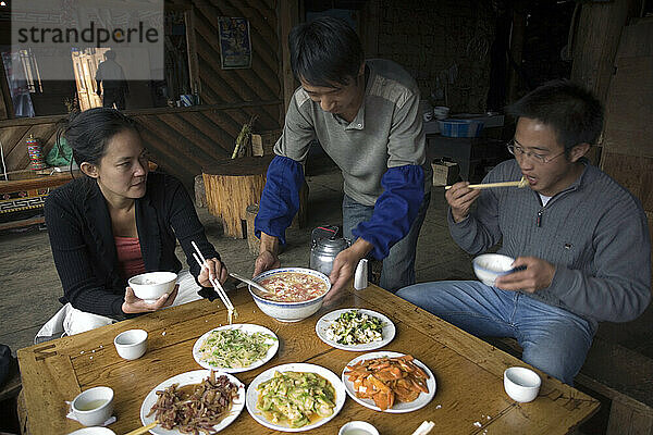 Menschen speisen in einem Öko-Touristen-Hostal in der Provinz Yunnan  China.