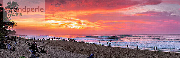 Panoramablick auf den unglaublich farbenfrohen Sonnenuntergang  verursacht durch Vog (Vulkanasche) über der Pipeline  an der Nordküste von Oahu  Hawaii  USA