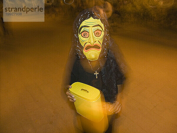 Kind mit gruseliger Maske am Tag der Toten. Antigua  Guatemala. (Bewegungsunschärfe)