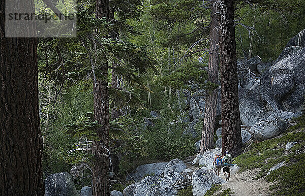 Zwei Wanderer auf dem Tahoe Rim Trail.