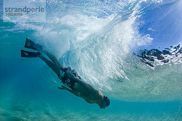 Unterwasserbild eines Mannes beim Bodysurfen auf Hawaii