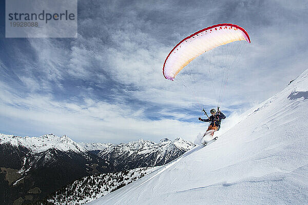 Mann fliegt schnell in den Alpen  Bruneck  Südtirol  Italien