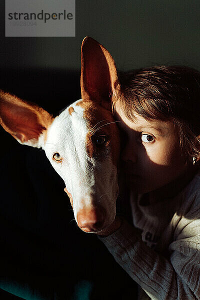 Freundschaft zwischen Kindern und Hunden  Mädchen umarmen einen Hund.