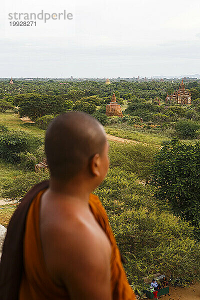 Buddhistischer Mönch betrachtet Tempel von Bagan  Mandalay-Region  Myanmar