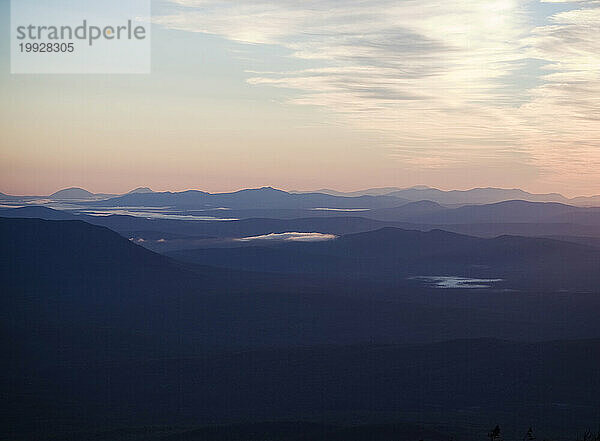 Ein Blick auf die Wildnis von Maine vom Gipfel des Sugarloaf Mountain.