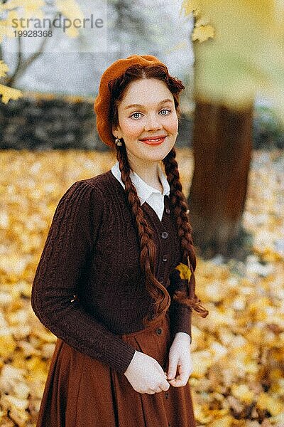 Junge Frau in Retro-Kleidung in der Sonne in einer alten europäischen Stadt