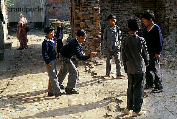 Kinder spielen in den Straßen von Bhaktapur  Nepal