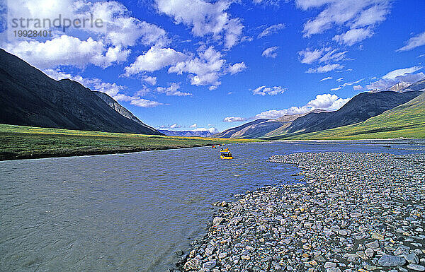 Kajakfahrer paddeln auf einem Fluss durch das Arctic National Wildlife Refuge  Alasla