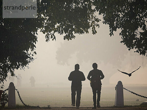 Silhouette eines Mannes  der im Freien geht  Neu-Delhi  Indien.