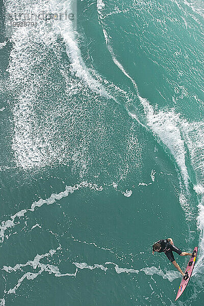 Ariel-Ansicht eines jungen Mannes beim Surfen bei Phantoms an der Nordküste von Oahu  Hawaii