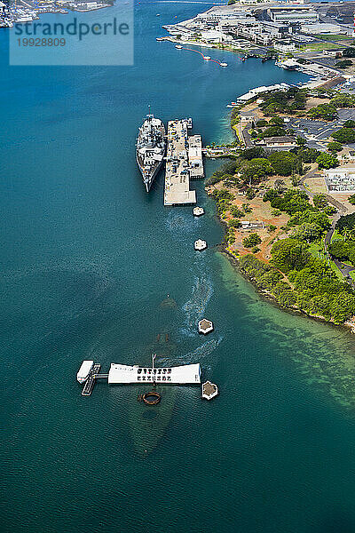 Erhöhte Ansicht der U.S.S. Arizona Memorial in Pearl Harbor in Honolulu