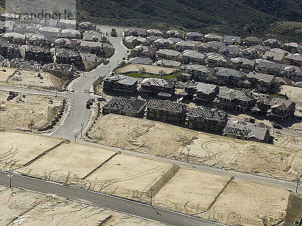 Zersiedelung der Vorstädte  während in Northridge  Kalifornien  neue Häuser auf einem Hügel gebaut werden.