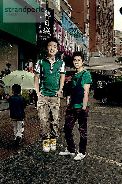2 junge modische chinesische Männer