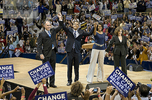 Barack Obama spricht am Abend vor den Vorwahlen der PA an der University of Pittsburgh.