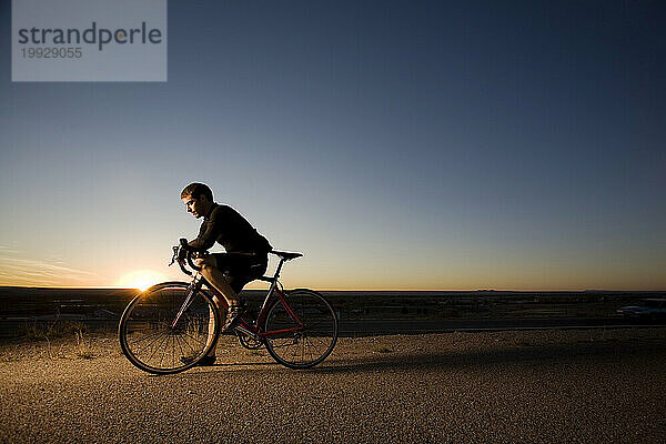 Ein Mann ruht sich während einer Radtour in Albuquerque  New Mexico aus.