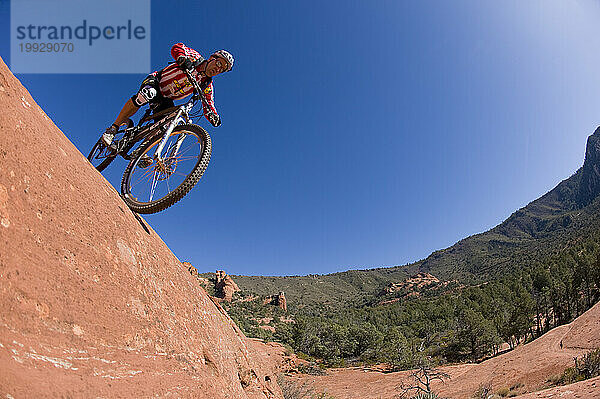 Mann beim Mountainbiken  Sedona  Arizona.