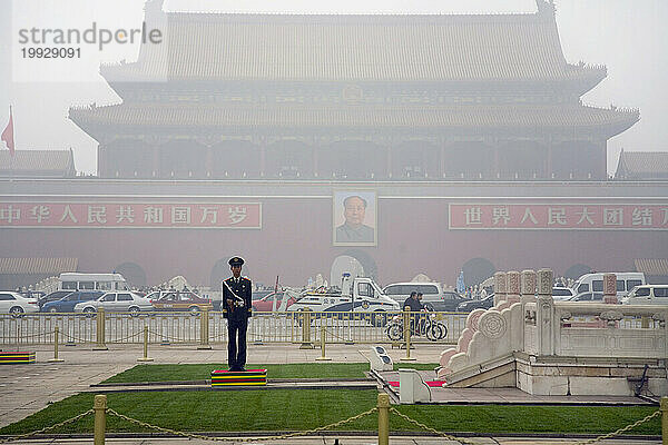Ein Polizist steht Wache am Tor des Himmlischen Friedens in Peking  China.