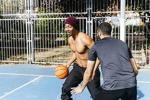 Mann in der Verteidigung  der mit seinem Freund Basketball spielt