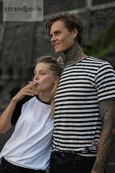 Verliebtes Paar am Strand  das Spaß hat  Bali. Tätowierter Mann.