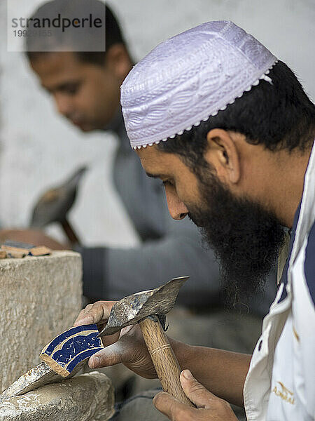 Fliesenschnitzer bei der Arbeit in Fez  Marokko.