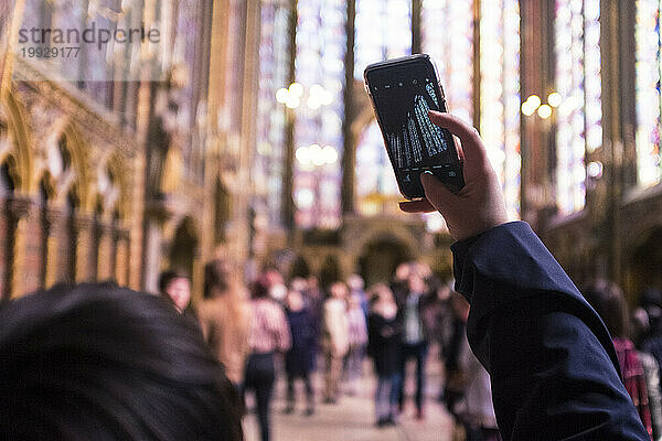 Frau fotografiert Glasmalerei in Sainte-Chapelle  Paris  Frankreich