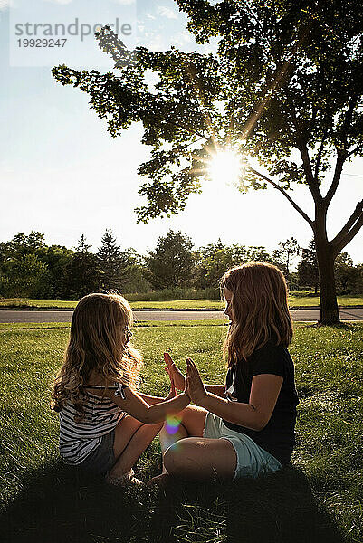 Junge Schwestern spielen im Sommer zusammen im Freien