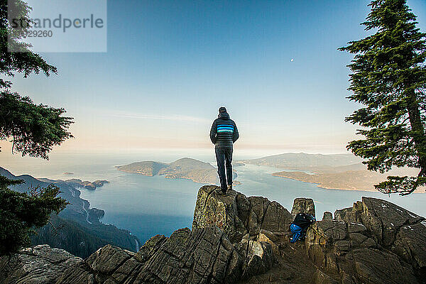 Wanderer steht auf dem Berggipfel  Vancouver  Kanada