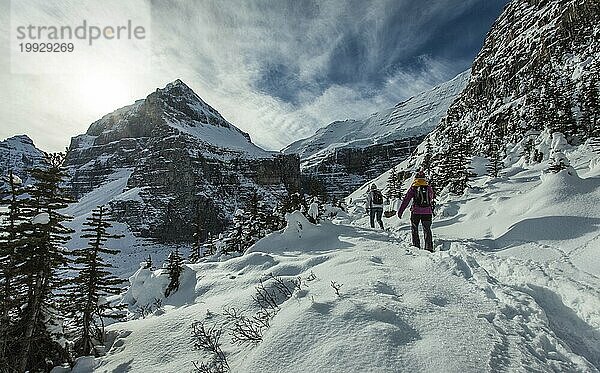 Zwei Wanderinnen am Lake Louise während einer Winterwanderung.