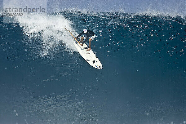 Ein Mann beim Stand-Up-Paddle-Surfen an der Pipeline an der Nordküste von Oahu  03.06.07