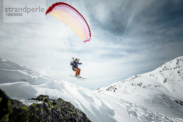 Mann fliegt schnell in den Alpen  Bruneck  Südtirol  Italien