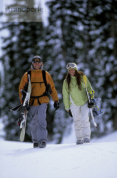 Zwei Snowboarder beim Winterwandern in Snowbird  Utah.